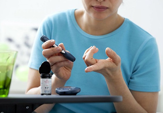 Persona mayor haciendo ejercicio de fuerza en casa